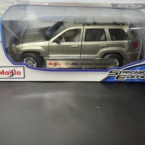 Maisto 1:18 2005 Jeep Grand Cherokee Special Edition